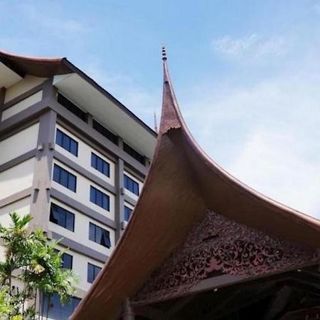 Kyriad Bumiminang Hotel Паданг Экстерьер фото