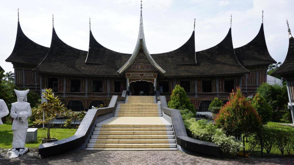 Kyriad Bumiminang Hotel Паданг Экстерьер фото