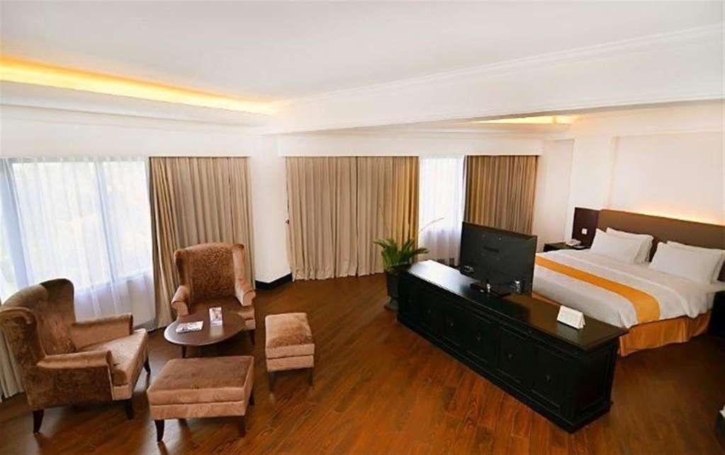 Kyriad Bumiminang Hotel Паданг Номер фото